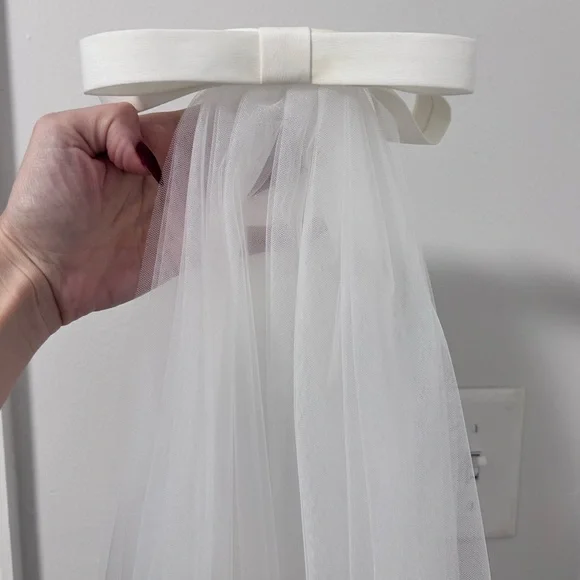 Show Me Your MuMu White Ari Bow Veil - Picture 7 of 13